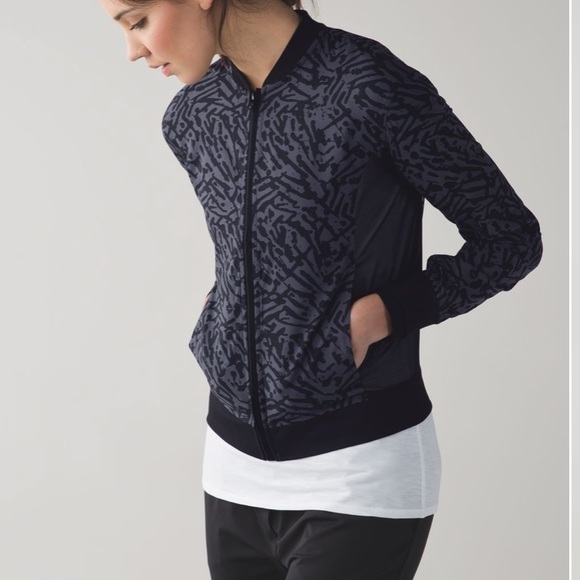 Lululemon Noir Jacket Sz 8 Lightweight, Thumbholes, Mesh, Black Animal Print - Picture 2 of 14